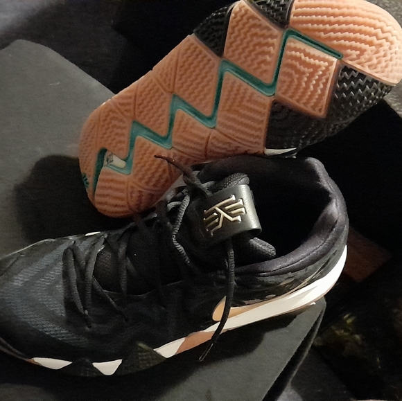 Kyrie IV - Picture 3 of 7